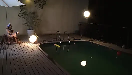Jordanne Schöne brünette strippt am schwimmbad