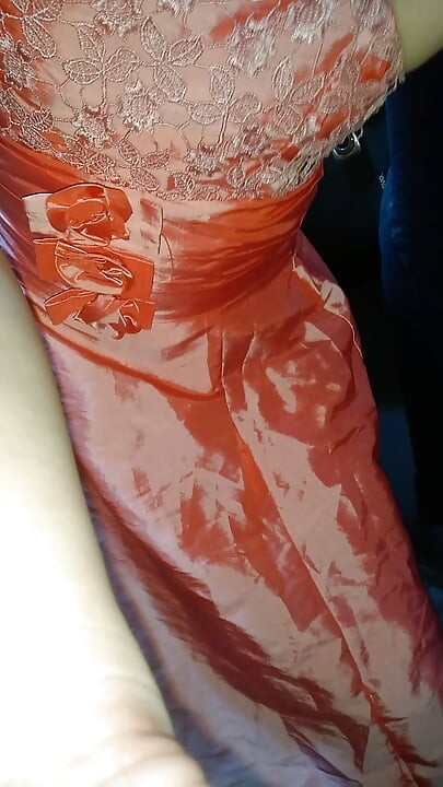 Crossdressing yapan ve cum giyen kız, sevimli saten pembe parti mini elbisesiyle
