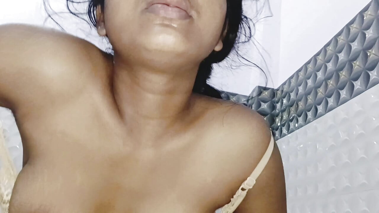 Echt Desi-meisje gele outfit intense slaapkamerseks - close-up