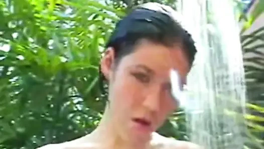 Süßes teen allie duscht muschi-masturbation im freien