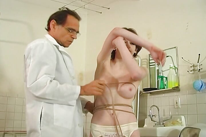 Seksi brineta dama mora češće dolaziti njegovom liječniku