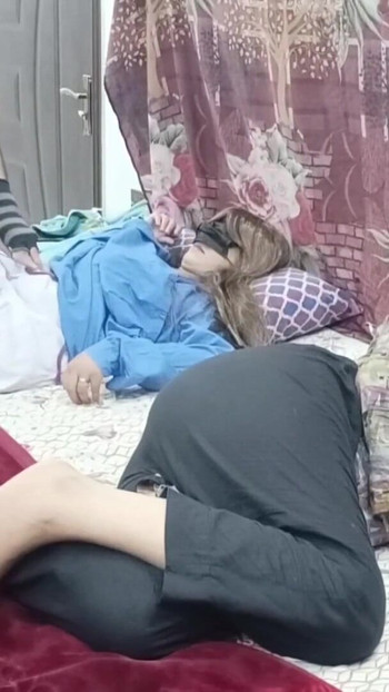 Spektakularan trenutak od "Desi pakistanski muž vara sa školskom devojkom pored svoje žene"