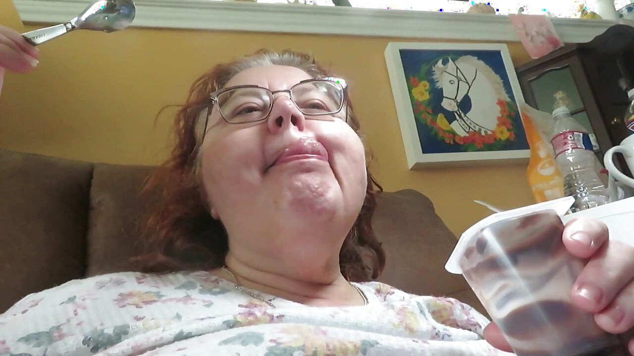 Τρώγοντας το πουτίγκα μου για εσάς ταΐστρες