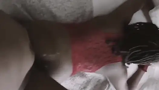 Zierliches mädchen gibt schlampigen blowjob aus