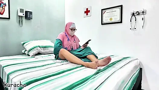 Panggilan video dokter muslim berhijab dengan kekasih rahasianya saat istirahat di rumah sakit