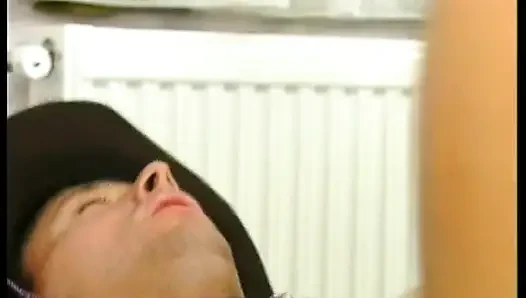 Klasik genç kız amını yalatmadan ve sikilmeden önce yarak emiyor