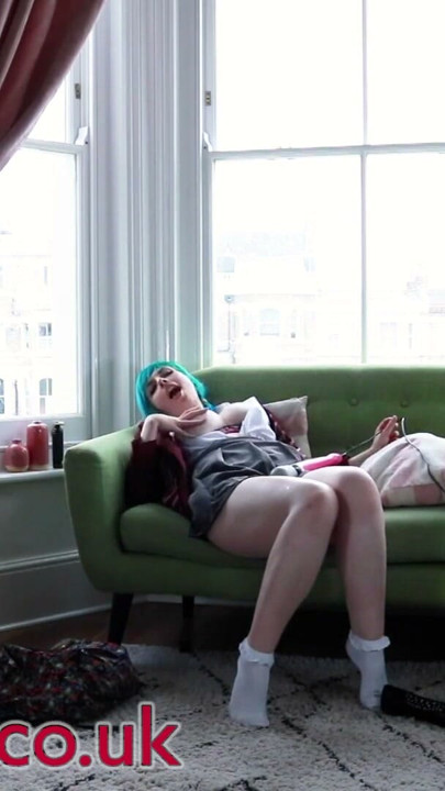 Hete studententiener speelt met haar poesje | Clip 2