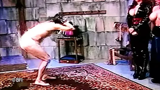 Dua cewek nakal menghukum budaknya