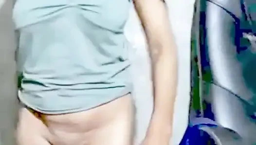 Горячая обнаженная азиатка танцует.