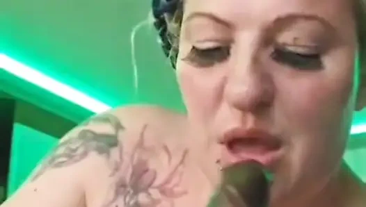 Slutty swinger nyepong beberapa kontol di klub malam