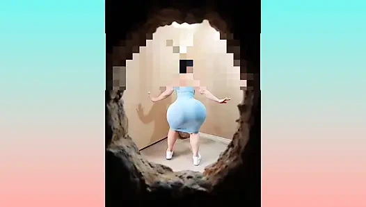 Богатая женщина с большой попкой в примерочной