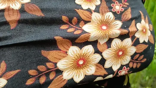 Jüt tarlasındayken onu siktim ve çok eğlendim, sonra vajinasına boşaldım.