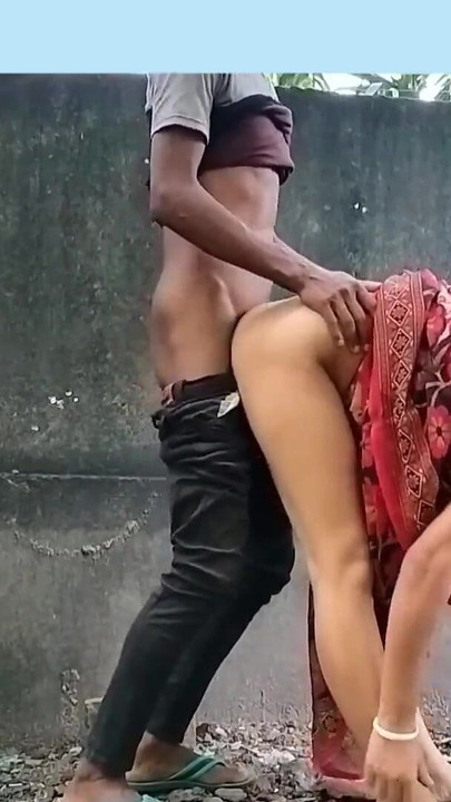 Spektakularan trenutak iz "Lokalna seoska žena seksa u šumi na otvorenom (službeni video Villagesex91)"