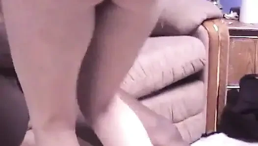 Cewek pirang amatir mengisap kontol hitam pria di ruang tamu