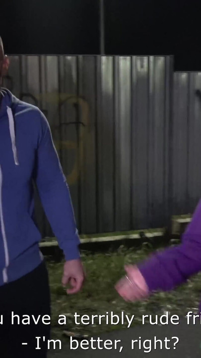 O vagabă slabă își scutură țâțele mici pe o pulă masivă în dubă