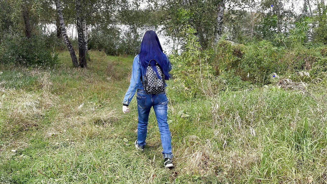 Veřejný sex s atraktivním cizincem v lese, coura ukázala velká dokonalá prsa, creampie