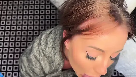 Azgın hatun göğüslerinin her yerine boşalana kadar sert yarağı emiyor ve sikiyor