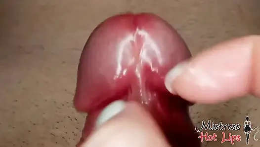 Çılgınlığını okşuyor ve adam çabucak boşalıyor