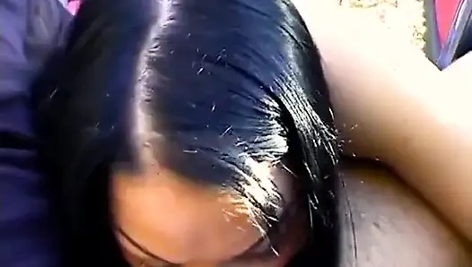 Горячая молодая брюнетка делает автостопщице специальную поездку