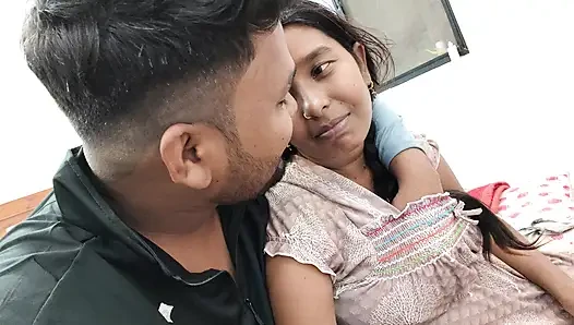 Indische desi-stiefschwester und stiefbruder küssen sich langsam heiß und lutschen möpse.