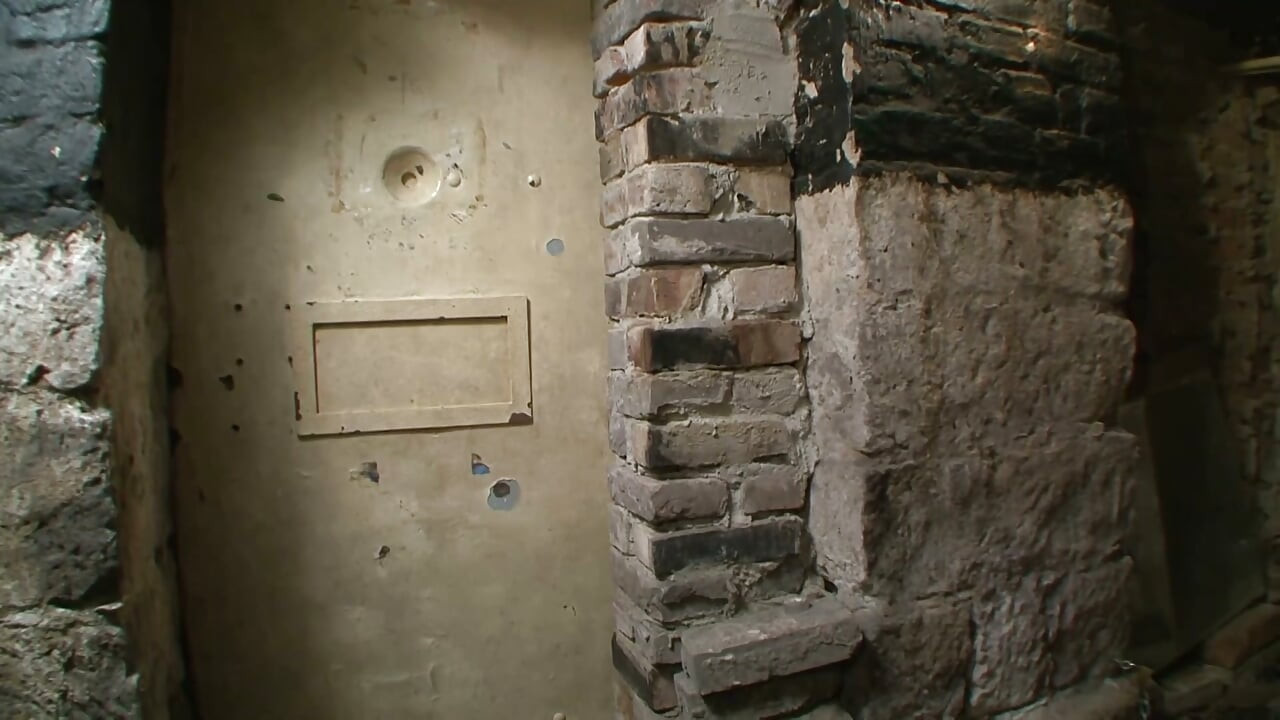 Stăpâna în Latex Roșu Își Fistează Sclavul cu Glugă în Butuci