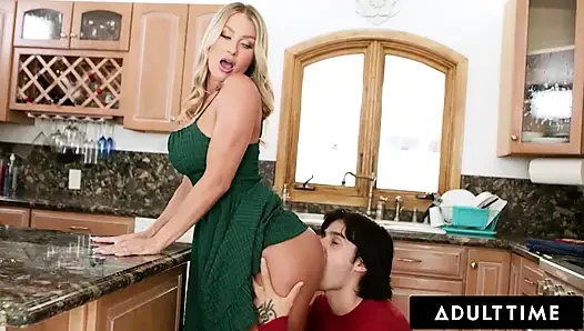 ADULT TIME - милфа Andi Avalon объясняет кримпай невинного пасынка, затем позволяет ему заполнить ее одним