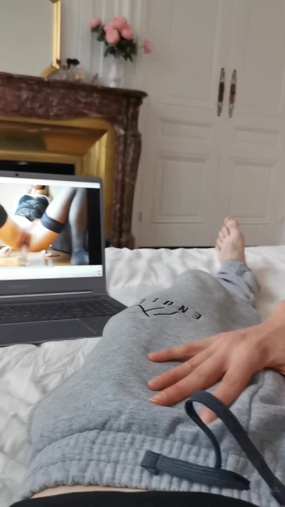 6 - My girlfriend sucks me in front of the porn of a French amateur Julynovember.mp4 | Clip 1