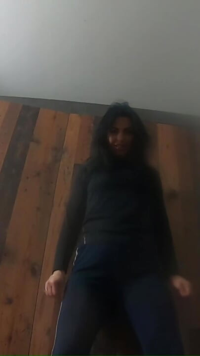 Trainingsklamotten anprobieren mit pinkelfetisch