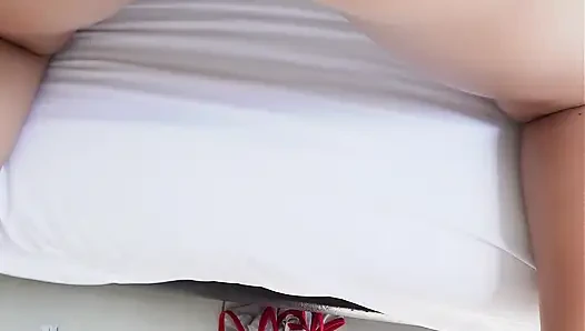 Eine große Krankenschwester fickt ihren Patienten, als der Arzt die Creampie verlässt.