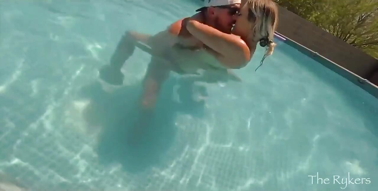Cuplu sexy sex la piscină - vecinii adoră când punem un spectacol!