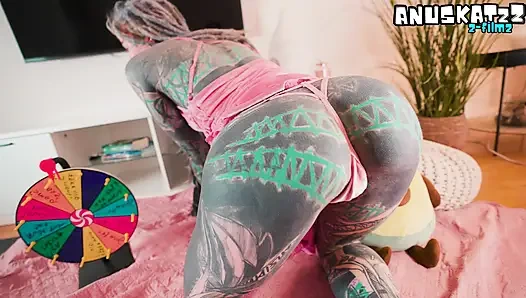Pertunjukan live camgirl bertato diganggu sama kejutan seks kasar