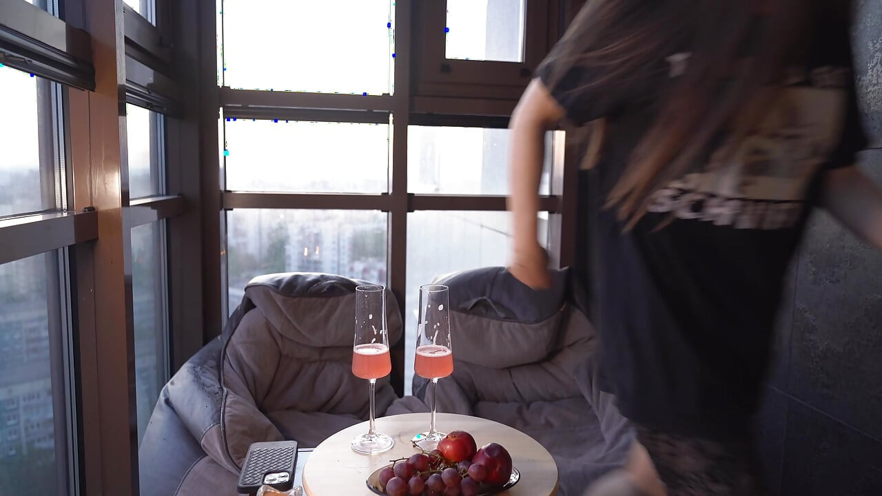 Daireye girer girmez, bu iki seksi kaltak büyük yarağıma atladı
