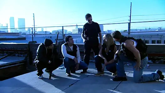 Büyük memeli bebek minibüste sikiliyor