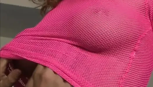Die lockige blondine zeigt ihre muschi im freien und reitet schwanz für sperma-belohnung