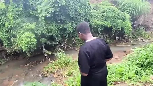 Kami pergi ke sungai dan melakukan seks yang lembut