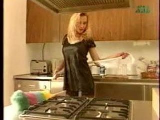 Sexy blondes französisches Zimmermädchen strippt