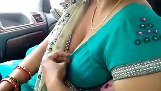 インド人叔母が車の中でフェラチオ