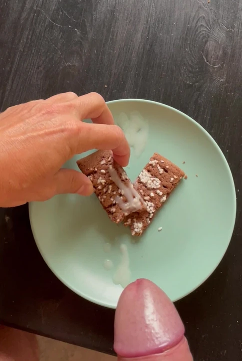 Wank and cum on cookie. Eating the cumcookie.