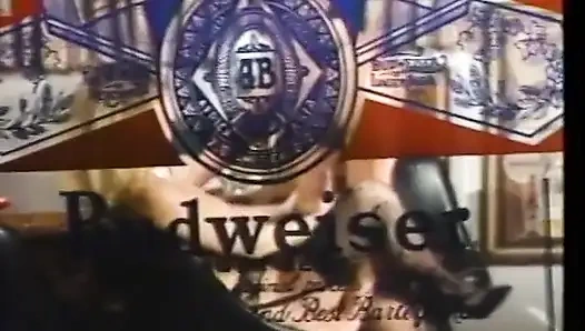 Vollbusiges blondes küken tracey adams mag es, wenn ihr liebhaber mit seinem harten schwanz zwischen ihre großen melonen schiebt und sie besahnt