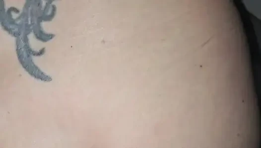 Saunada büyük yarağını emiyor ve masaj çamurunun her yerine sürtünüyor ve ona göğüslerimin her yerine döl boşaltıyorum!