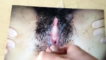 Cum üzerinde ıslak kıllı KEDİ
