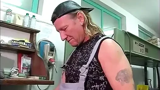 Kırmızı iç çamaşırı giymiş azgın domuz, atölyede bir zanaatkârla yatıyor