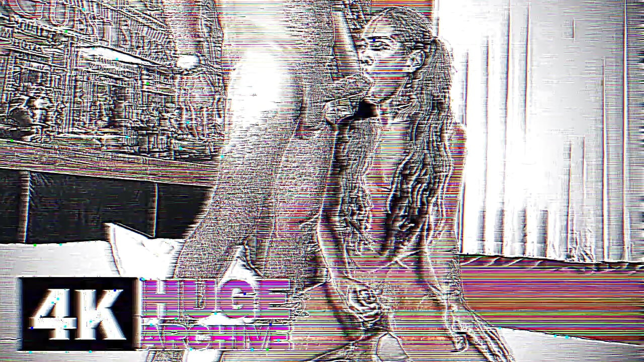 الشابة ترانزيستور أليس مورا تأخذ الزب ثم تنيك الرجل