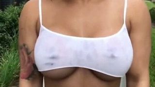 La rubia de grandes tetas nos excita en público