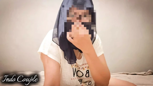 Abang tiriku yang lagi capek ngajak dia ngentot (kakak tiri dan abang tiri Hot sex couple