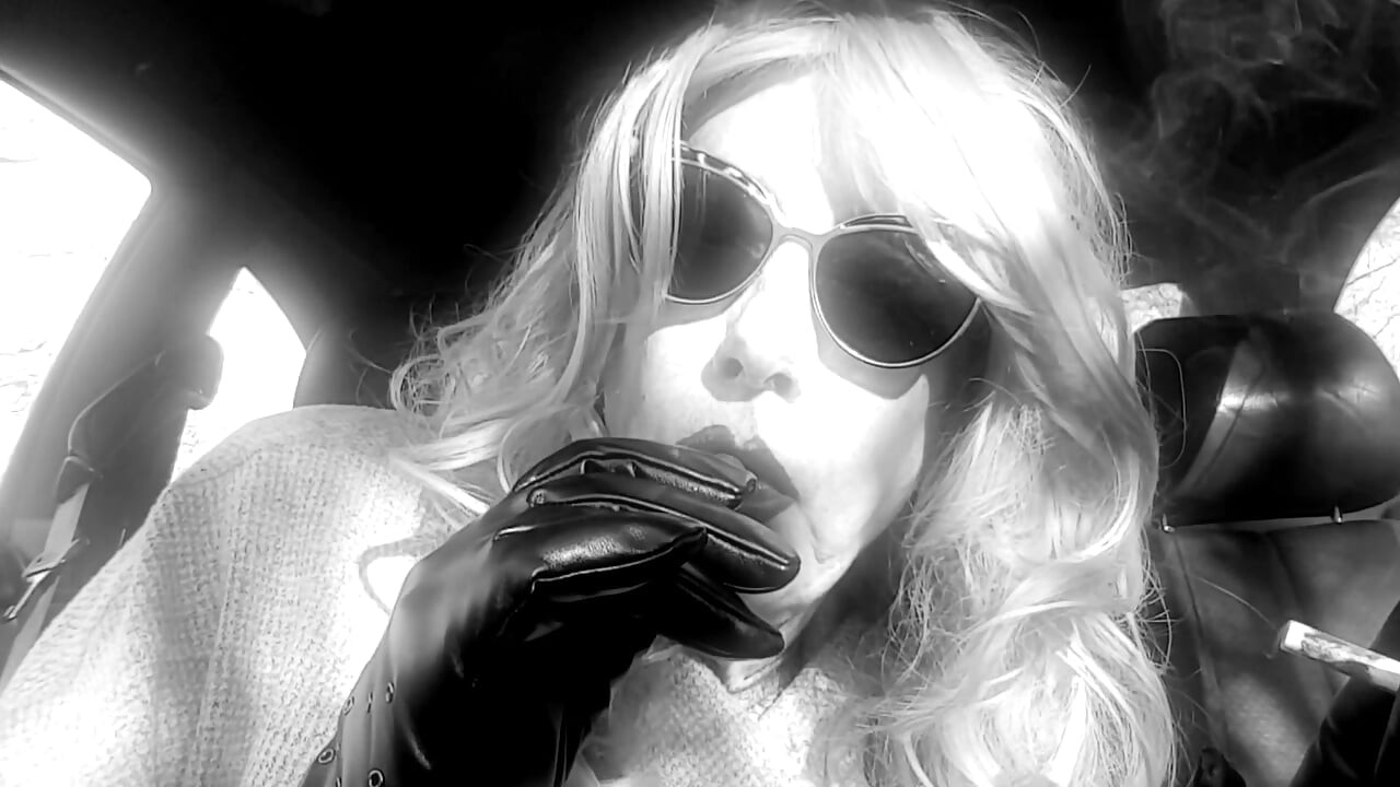 MATURE CD BLONDE SMOKING VS 120s AND APPLYING RED LIPSTICK