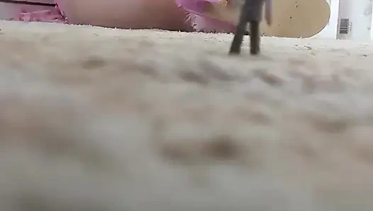 Giantess kink: cowok mungil yang menyedihkan kepergok lagi