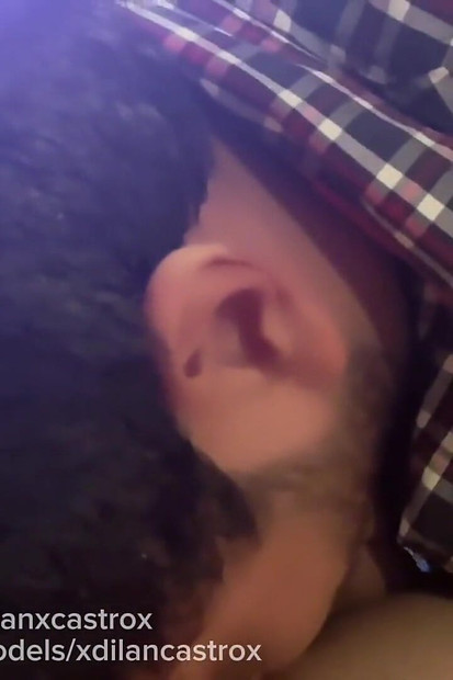 可爱的twwink骑乘磨机陌生人的鸡巴, 并射在他的屁股内射