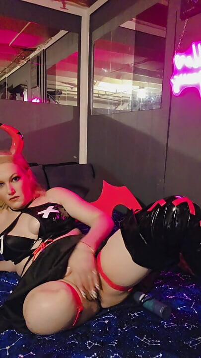 Blonde Ak Amputee Masterbating & Cumming W/ Bare Stump, Ahegao Face in Cosplay