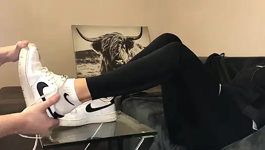 Dirty White Sneaker Worship - Cewek Seksi Dengan Kaus Kaki Seksi DiHadapan Valeria Night (Pemandangan Samping)